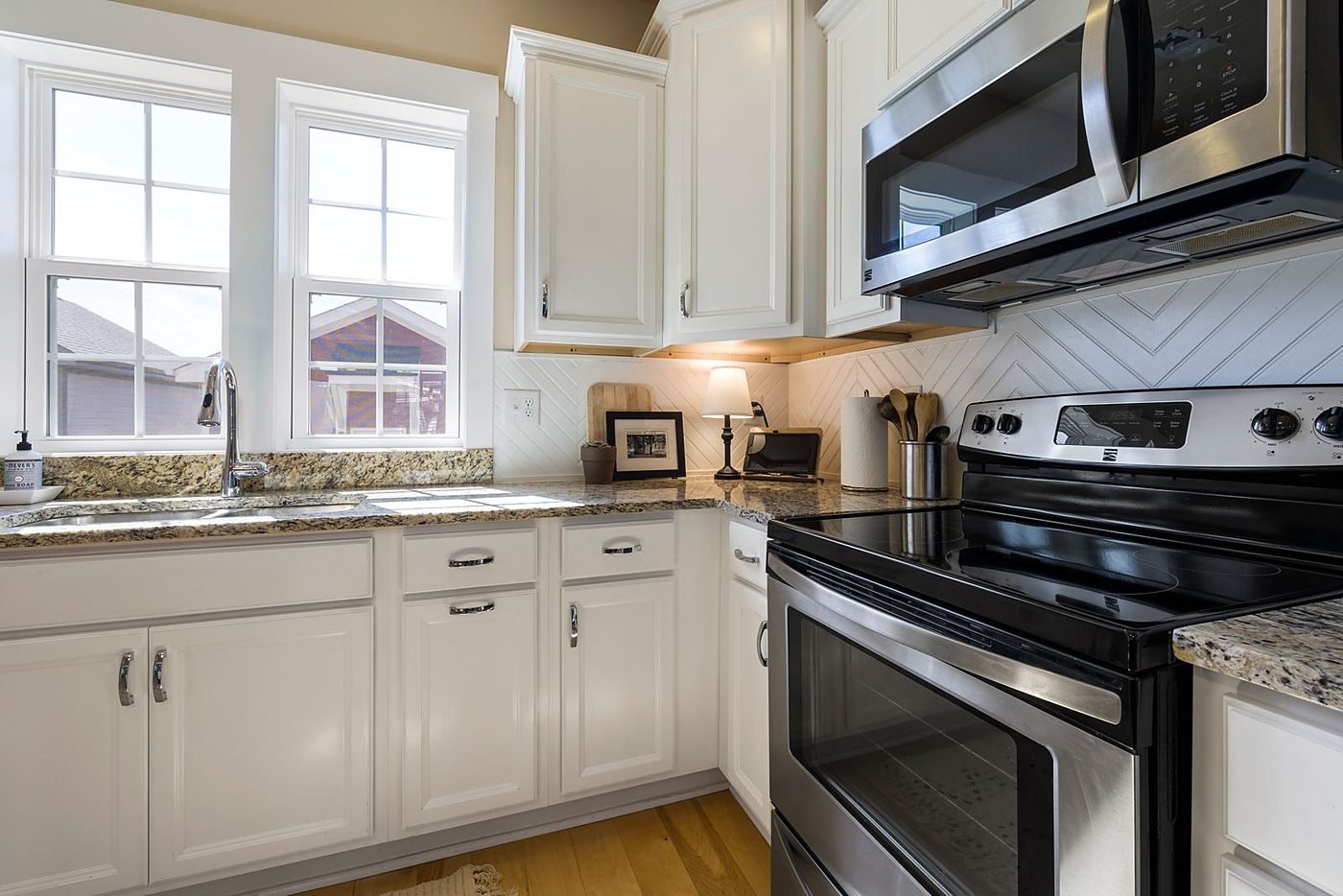 Kitchen Cabinet Painting by DDP